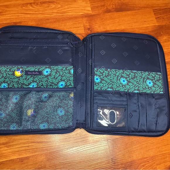 Vera Bradley Floral iPad / Tablet  Organizer Case. - Picture 4 of 4